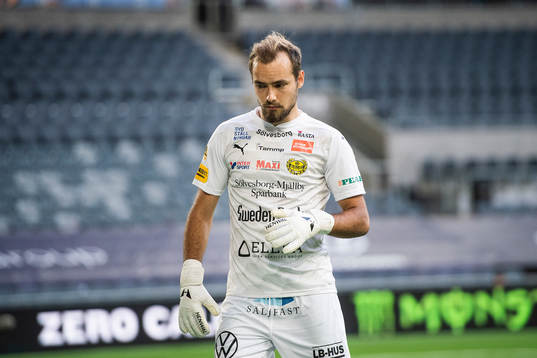 Mjällbys målvakt Carl-Johan Eriksson deppar