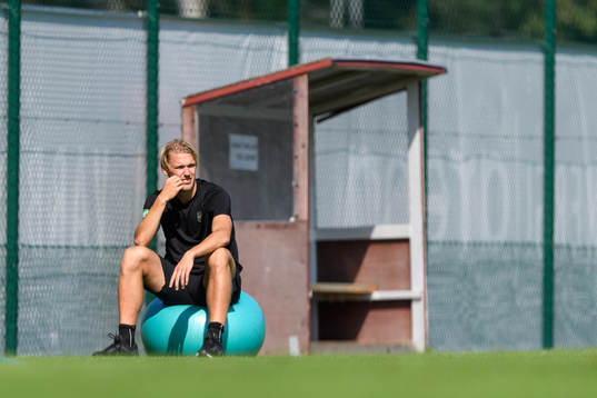 Hampus Zachrisson vid sidan av planen