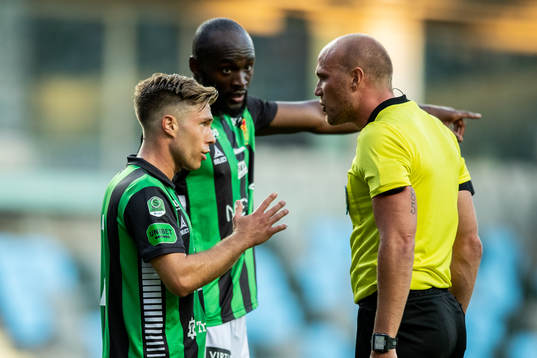 GAIS Nikola Ladan och Borins Lumbana diskuterar med domare