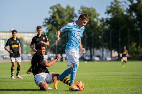AIKs Joshua Sivertsen och Malmö FFs Isak Bjerkebo
