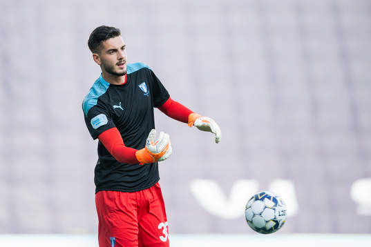 Malmö FFs målvakt Marko Johansson värmer upp