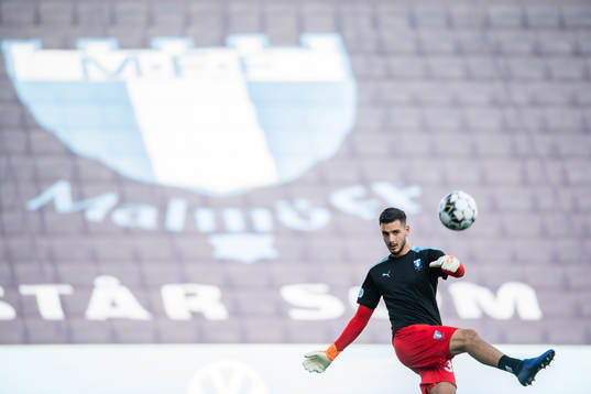 Malmö FFs målvakt Marko Johansson värmer upp