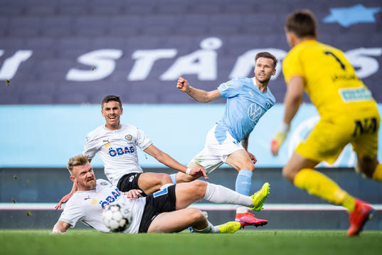 Malmö FFs Arnór Traustason och Örebros Hussein Ali,