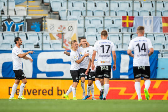 Örebros Jake Larsson (m) jublar med lagkamrater