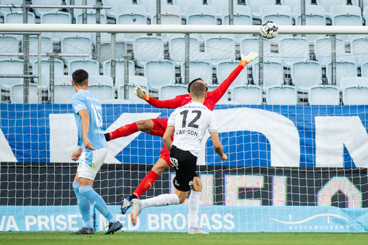 Örebros Jake Larsson gör 0-1 på Malmö FFs målvakt