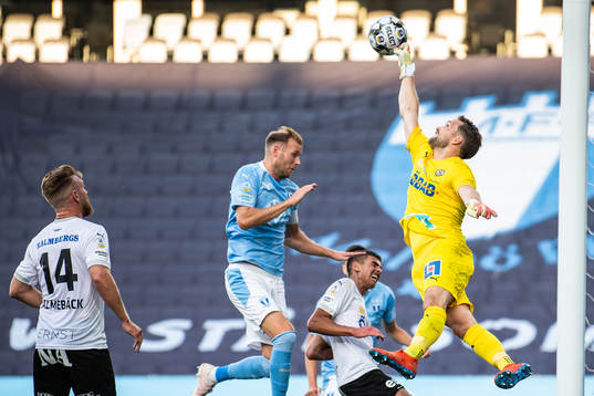 Örebros målvakt Oscar Jansson räddar framför Malmö FFs