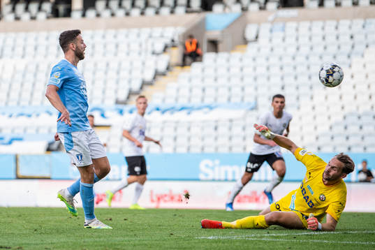 Malmö FFs Erdal Rakip gör 1-1 på Örebros målvakt Oscar
