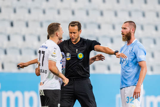 Domare Viktor Wolf avstyr en diskussion med Örebros