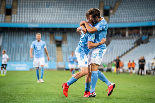 Malmö FFs Jo Inge Berget jublar med Adi Nalic