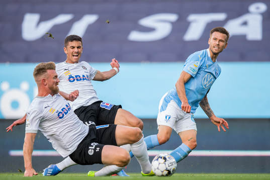 Malmö FFs Arnór Traustason mot Örebros Hussein Ali och