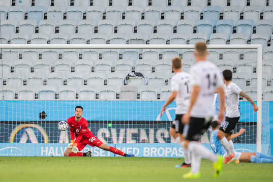 Malmö FFs målvakt Marko Johansson med en räddning
