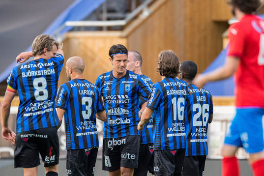 Sirius Stefano Vecchia jublar med lagkamrater