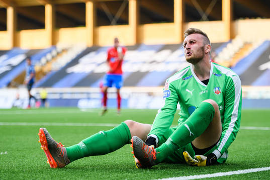 Helsingborgs målvakt Alexander Nilsson har ont