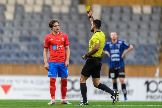 Helsingborgs Brandur Hendriksson får en varning av domare
