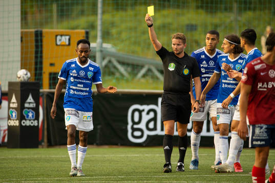Umeås Beneyam Demte får gult kort av domare Joakim
