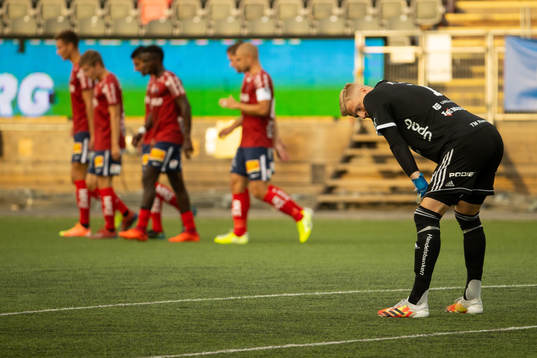 Umeås målvakt Viktor Frodig deppar