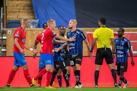 Helsingborgs Emil Hellman och Sirius Adam Ståhl i dispyt
