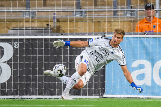 Sirius målvakt Lukas Jonsson med en räddning