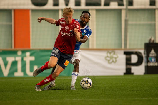Umeås Beneyam Demte i kamp om boll med Örgrytes Otto