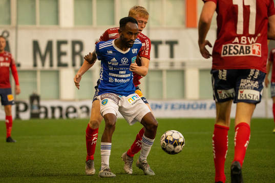 Umeås Beneyam Demte i kamp om boll med Örgrytes Otto