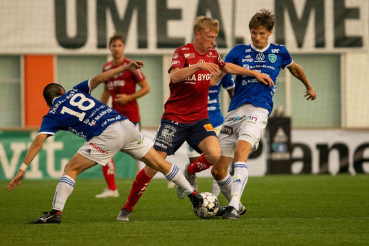 Örgrytes Otto Peterson tar sig förbi Umeås Soya