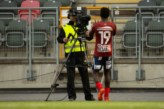 Örgrytes Mohamed Said Adan firar framför kameran