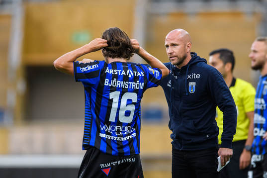 Sirius tränare Henrik Rydström i samtal med Axel