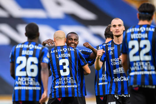 Sirius Nahom Girmai Netabay jublar med lagkamrater