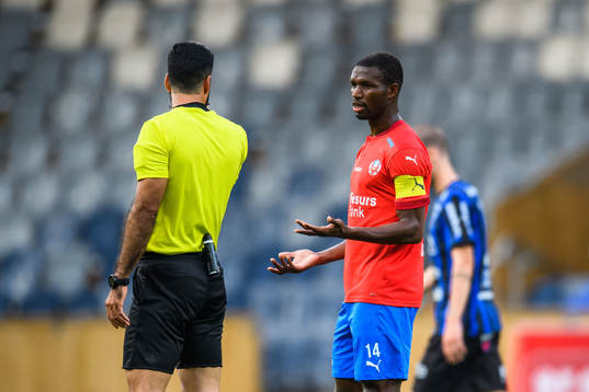 Helsingborgs Mohammed Abubakari i samtal med domare