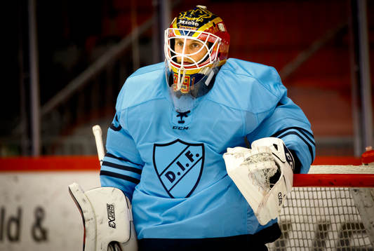 Djurgårdens målvakt Niklas Svedberg deppar