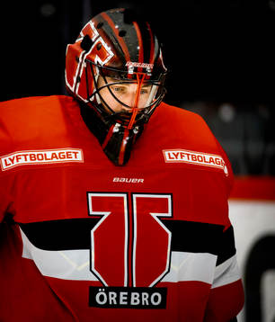 Örebros Hockeys målvakt Jhonas Enroth deppar