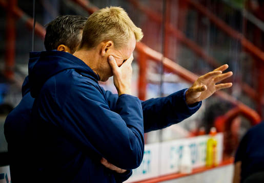 Djurgårdens tränare Robert Ohlsson deppar vid 8-1