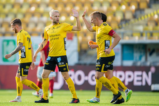 Elfsborgs Johan Larsson jublar med lagkamrater