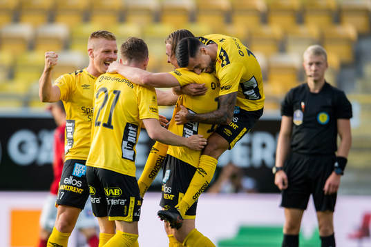 Elfsborgs Simon Olsson jublar med lagkamrater