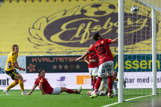 Elfsborgs Simon Olsson ser bollen gå mål till 2-0