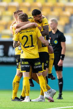 Elfsborgs Simon Olsson (skymd) kramas om av Rami Kaib, Per