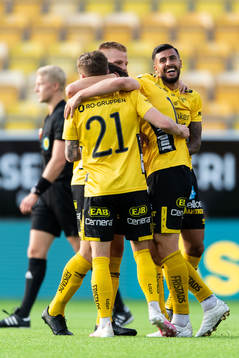 Elfsborgs Simon Olsson kramas om av Rami Kaib och Per Frick