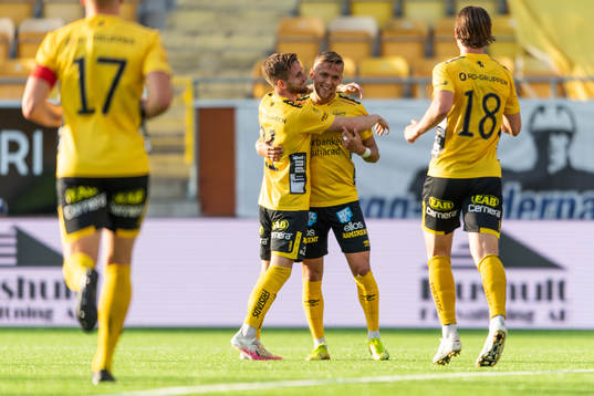 Elfsborgs Jesper Karlsson kramas om av Rasmus Alm