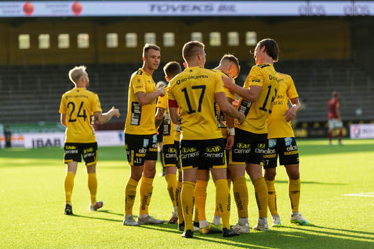 Elfsborgs Per Frick klappas om av lagkamraterna