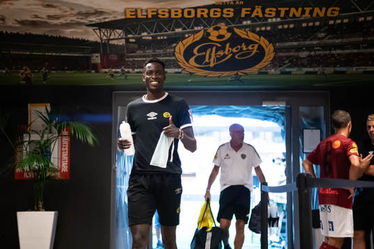 Elfsborgs Joseph Okumu gör tummen upp