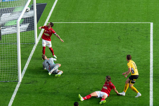 Elfsborgs Simon Olsson gör 2-0 och Falkenbergs målvakt