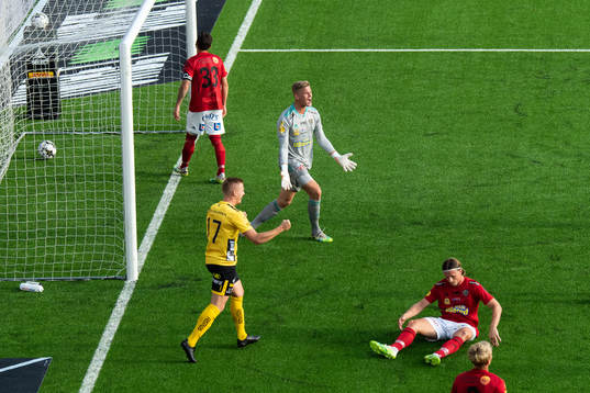 Falkenbergs målvakt Johan Brattberg reagerar