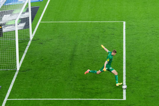 Elfsborgs målvakt Tim Rönning skjuter utspark