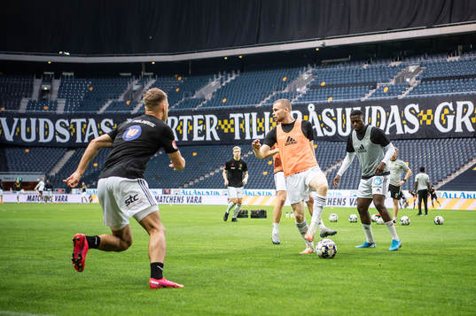 Östersunds spelare värmer upp på friends arena