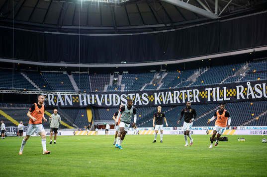 Östersunds spelare värmer upp på friends arena