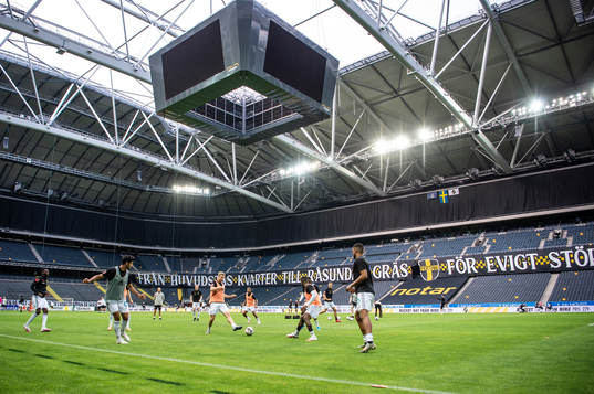 Östersunds spelare värmer upp på friends arena