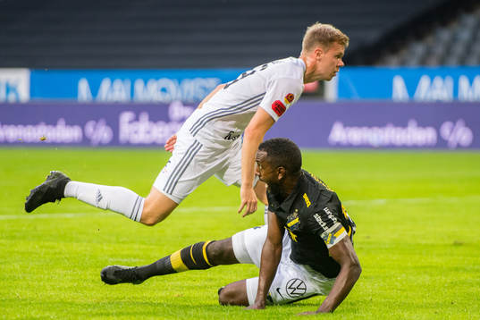 s Henok Goitom fälls i straffområdet av Östersunds Eirik
