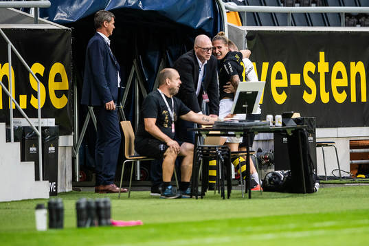 s Felix Michel lämnar planen skadad