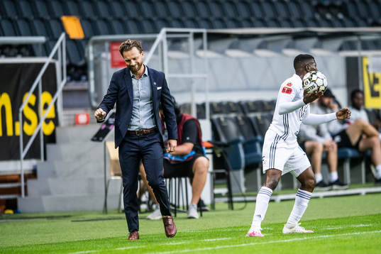 s tränare Bartosz Grzelak deppar