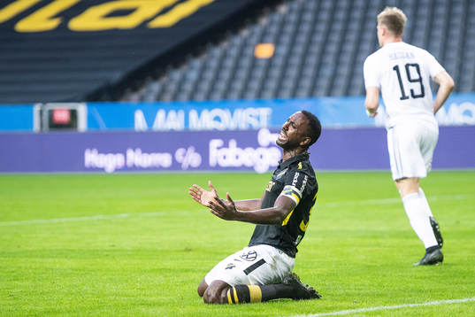 s Henok Goitom reagerar mot domaren